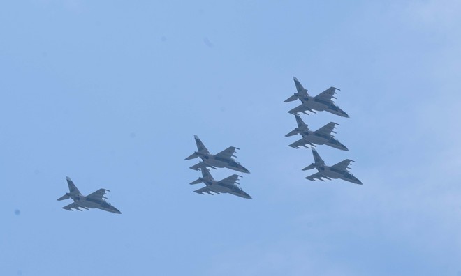 Hình ảnh dàn trực thăng, "hổ mang chúa" SU-30MK2 bay trên bầu trời Hà Nội sáng nay - Ảnh 4.