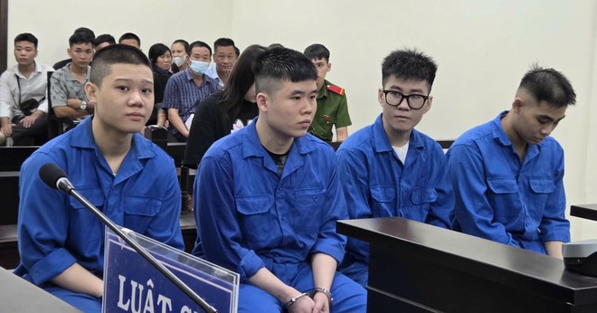 Các bị cáo tại tòa.
