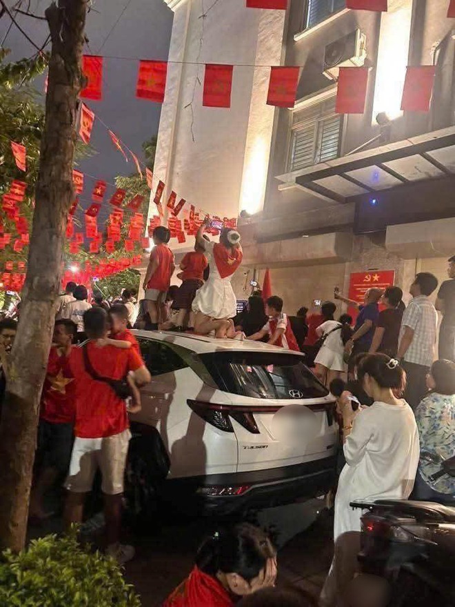 Người dân vượt rào bảo vệ, dẫm nát cây khi đi xem hợp luyện diễu binh: Công an Hà Nội khuyến cáo - Ảnh 4.