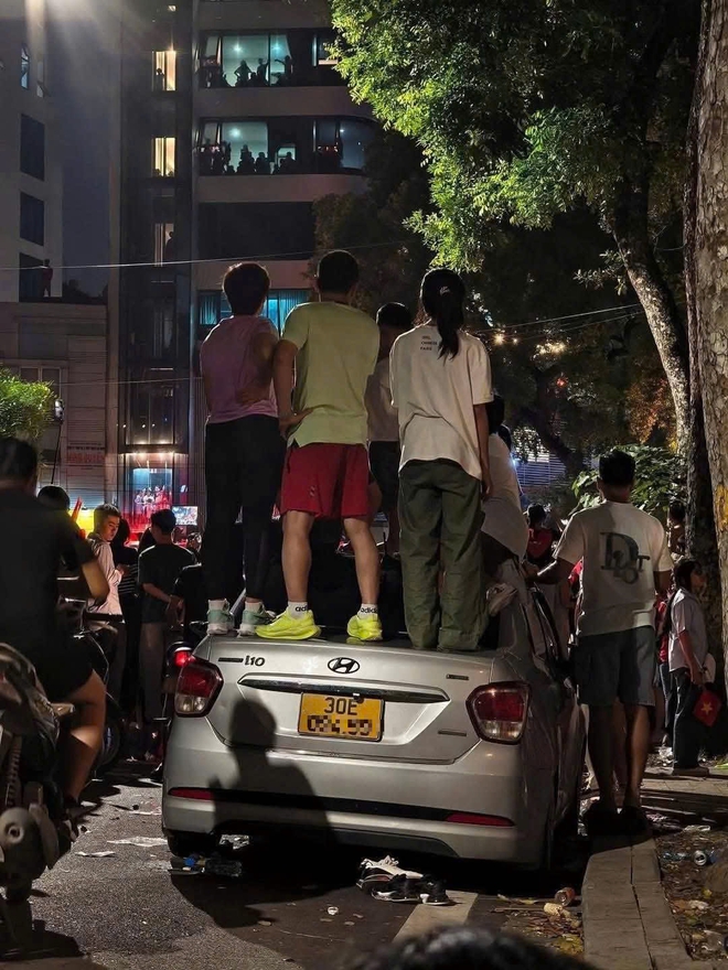 Người dân vượt rào bảo vệ, dẫm nát cây khi đi xem hợp luyện diễu binh: Công an Hà Nội khuyến cáo - Ảnh 5.