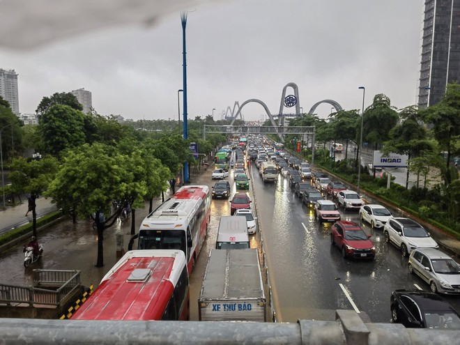 Cập nhật: Hà Nội mưa to, nhiều tuyến đường chìm trong biển nước, cây đổ đè lên ô tô - Ảnh 19.