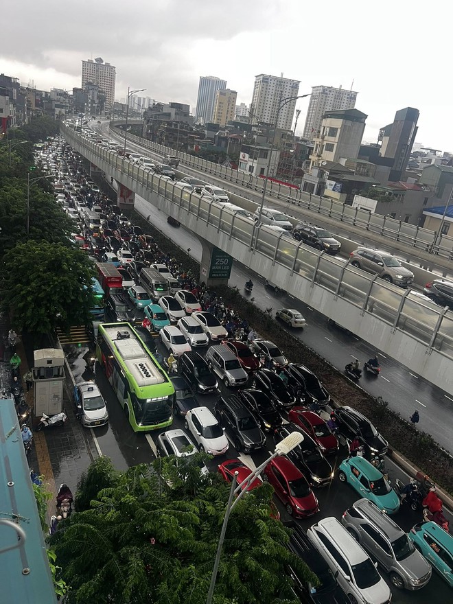 Cập nhật: Hà Nội mưa to, nhiều tuyến đường chìm trong biển nước, cây đổ đè lên ô tô - Ảnh 11.