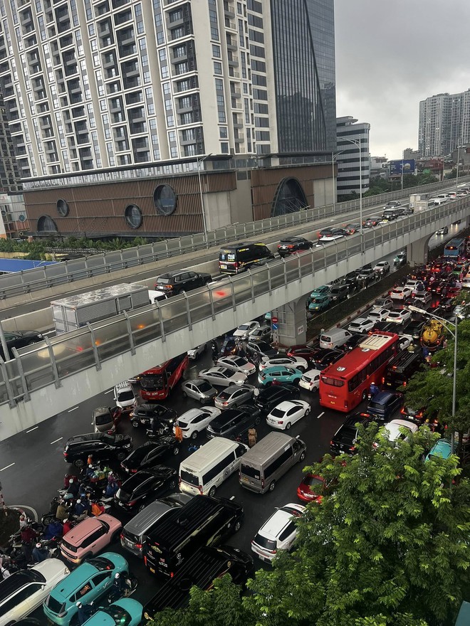 Cập nhật: Hà Nội mưa to, nhiều tuyến đường chìm trong biển nước, cây đổ đè lên ô tô - Ảnh 10.