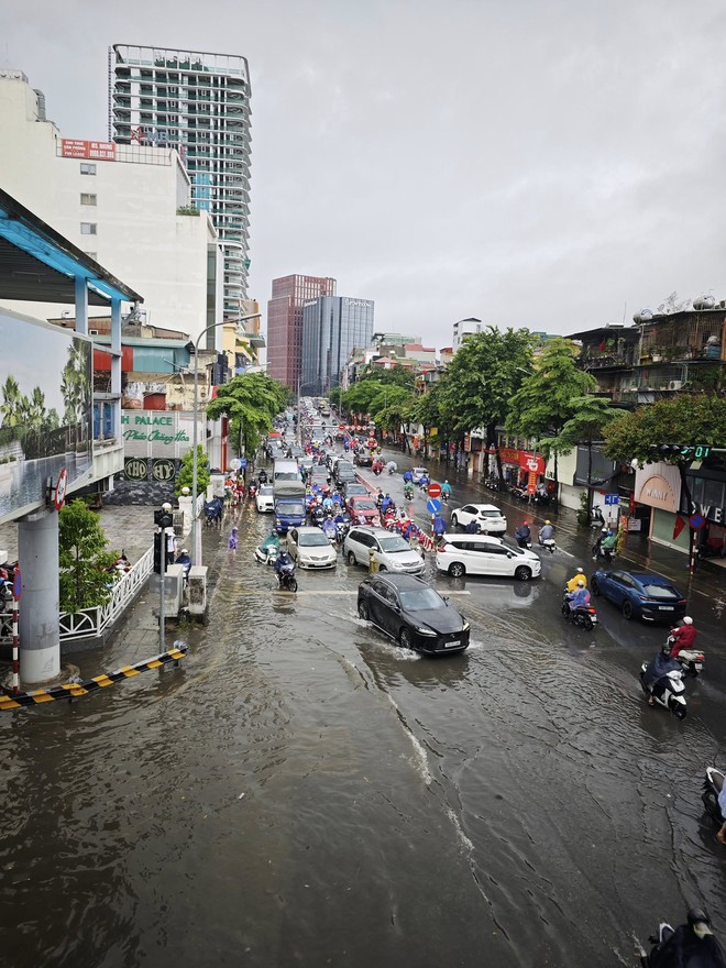 Cập nhật: Hà Nội mưa to, nhiều tuyến đường chìm trong biển nước, cây đổ đè lên ô tô - Ảnh 8.
