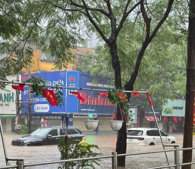 Cập nhật: Hà Nội mưa to, nhiều tuyến đường chìm trong biển nước, cây đổ đè lên ô tô - Ảnh 5.