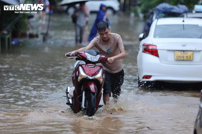 Giao thông Hà Nội hỗn loạn sau mưa lớn, tài xế bỏ ô tô trên đường ngập - Ảnh 4.