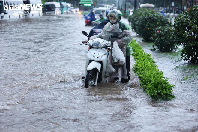 Giao thông Hà Nội hỗn loạn sau mưa lớn, tài xế bỏ ô tô trên đường ngập - Ảnh 3.