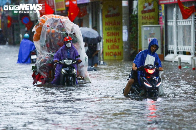 Giao thông Hà Nội hỗn loạn sau mưa lớn, tài xế bỏ ô tô trên đường ngập - Ảnh 15.
