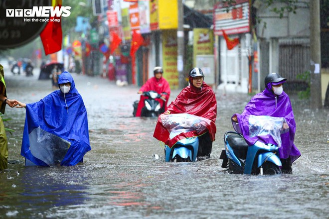 Giao thông Hà Nội hỗn loạn sau mưa lớn, tài xế bỏ ô tô trên đường ngập - Ảnh 14.