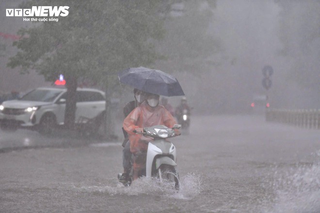 Giao thông Hà Nội hỗn loạn sau mưa lớn, tài xế bỏ ô tô trên đường ngập - Ảnh 11.