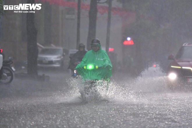 Giao thông Hà Nội hỗn loạn sau mưa lớn, tài xế bỏ ô tô trên đường ngập - Ảnh 12.
