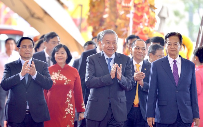 Tổng Bí thư Tô Lâm, Thủ tướng Phạm Minh Chính, nguyên Thủ tướng Nguyễn Tấn Dũng, dự khánh thành Trung tâm Triển lãm Việt Nam, sáng 19/8. Ảnh: ĐH Tổng Bí thư Tô Lâm, Thủ tướng Phạm Minh Chính, nguyên Thủ tướng Nguyễn Tấn Dũng, dự khánh thành Trung tâm Triển lãm Việt Nam, sáng 19/8. Ảnh: ĐH