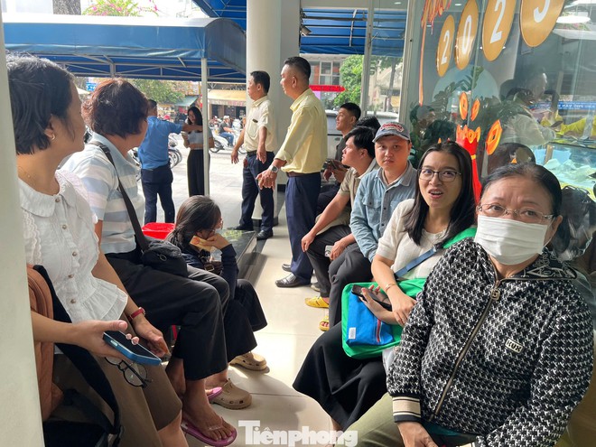Người dân chen chân 'vét' sạch vàng giữa 'cơn bão' giá - Ảnh 1.