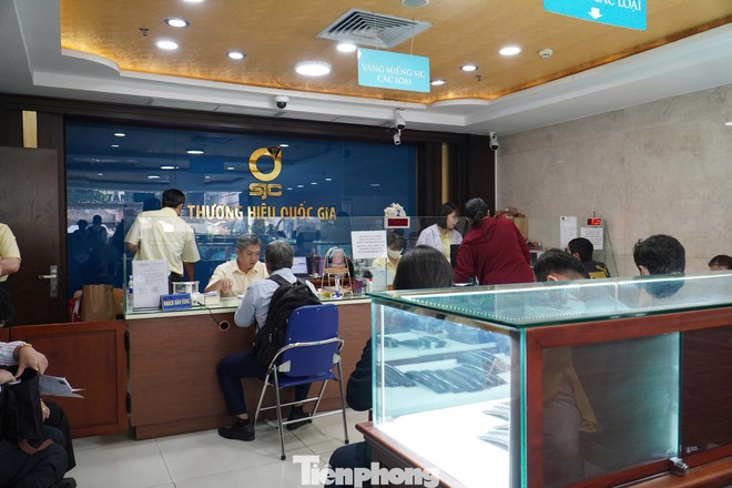 Người dân chen chân 'vét' sạch vàng giữa 'cơn bão' giá - Ảnh 10.
