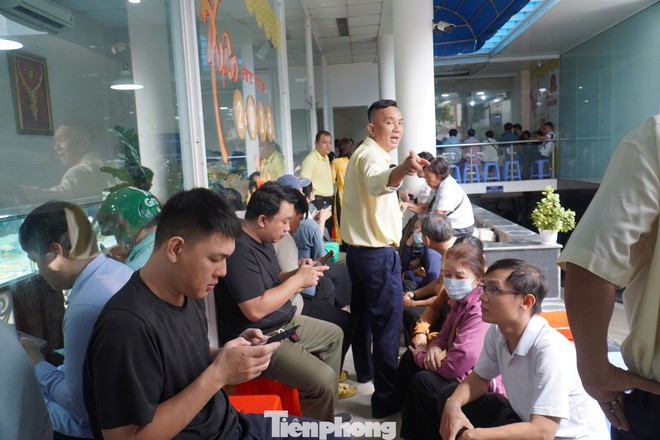 Người dân chen chân 'vét' sạch vàng giữa 'cơn bão' giá - Ảnh 5.