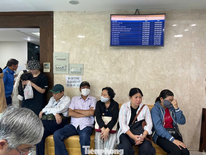 Người dân chen chân 'vét' sạch vàng giữa 'cơn bão' giá - Ảnh 7.