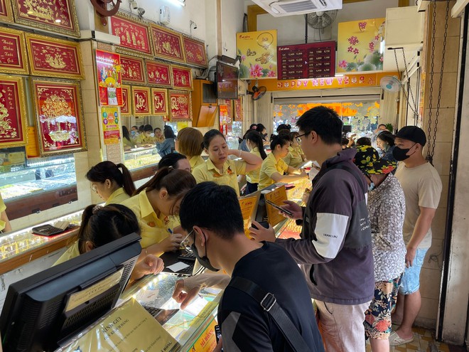 Người dân chen chân 'vét' sạch vàng giữa 'cơn bão' giá - Ảnh 9.