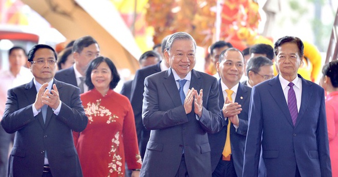 Tổng Bí thư Tô Lâm, Thủ tướng Phạm Minh Chính, nguyên Thủ tướng Nguyễn Tấn Dũng, dự khánh thành Trung tâm Triển lãm Việt Nam, sáng 19/8. Ảnh: ĐH
Tổng Bí thư Tô Lâm, Thủ tướng Phạm Minh Chính, nguyên Thủ tướng Nguyễn Tấn Dũng, dự khánh thành Trung tâm Triển lãm Việt Nam, sáng 19/8. Ảnh: ĐH