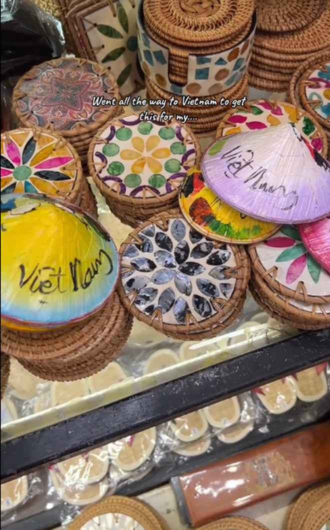 Khách Tây tâm đắc với món đồ lưu niệm Việt Nam, nhận xét: "Tôi đến đây chỉ tìm mua thứ này!" - Ảnh 1.