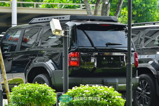 L&ocirc; Toyota Prado &lsquo;lạ&rsquo; xuất hiện tại Việt Nam: Thiết kế kh&aacute;c biệt, động cơ hybrid mạnh hơn hẳn xe ch&iacute;nh h&atilde;ng - Ảnh 7.