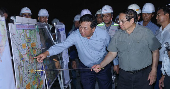 Thủ tướng kiểm tra dự án Vành đai 3 TP HCM đoạn Tân Vạn - Nhơn Trạch, trong đó có dự án cầu Nhơn Trạch, tối 2/8. Ảnh: VGP Thủ tướng kiểm tra dự án Vành đai 3 TP HCM đoạn Tân Vạn - Nhơn Trạch, trong đó có dự án cầu Nhơn Trạch, tối 2/8. Ảnh: VGP
