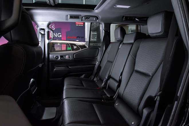 L&ocirc; Toyota Prado &lsquo;lạ&rsquo; xuất hiện tại Việt Nam: Thiết kế kh&aacute;c biệt, động cơ hybrid mạnh hơn hẳn xe ch&iacute;nh h&atilde;ng - Ảnh 15.