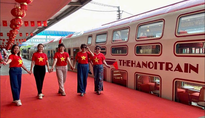 Chuyến tàu 2 tầng chạy qua 5 ga, lần đầu tiên xuất hiện tại Hà Nội: Thông tin mới nhất về giá vé, thời gian chạy - Ảnh 3.