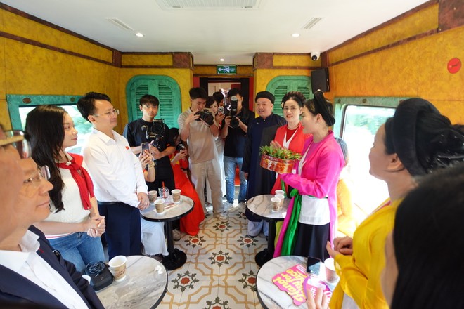 Chuyến tàu 2 tầng chạy qua 5 ga, lần đầu tiên xuất hiện tại Hà Nội: Thông tin mới nhất về giá vé, thời gian chạy - Ảnh 13.