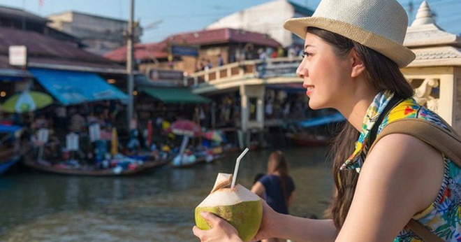 Một du khách Trung Quốc tham quan chợ nổi ở Thái Lan. Ảnh: SCB Một du khách Trung Quốc tham quan chợ nổi ở Thái Lan. Ảnh: SCB