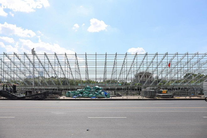 Toàn cảnh khán đài tại Quảng trường Ba Đình phục vụ lễ Quốc khánh 2/9 - Ảnh 4.