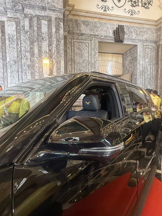 VinFast VF 9 bản đặc biệt cuối cùng cũng lộ diện rõ ràng: Tên gọi khác, vách ngăn riêng biệt, ghế thương gia, dễ chỉ còn 5 chỗ - Ảnh 11.