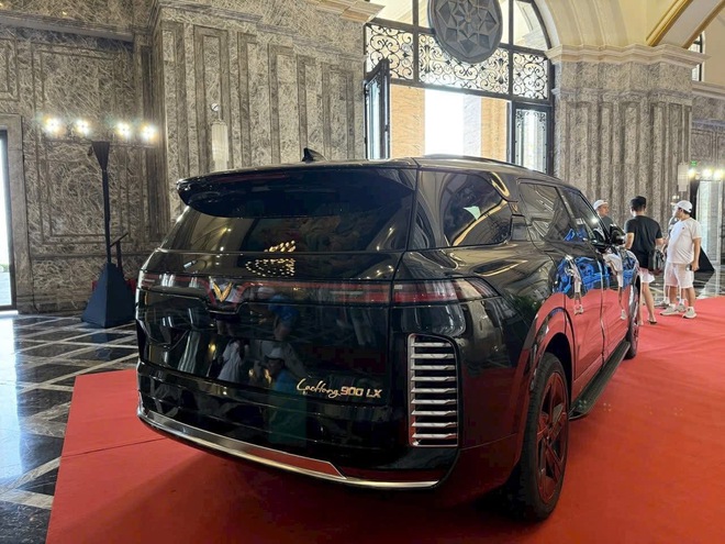 VinFast VF 9 bản đặc biệt cuối cùng cũng lộ diện rõ ràng: Tên gọi khác, vách ngăn riêng biệt, ghế thương gia, dễ chỉ còn 5 chỗ - Ảnh 5.