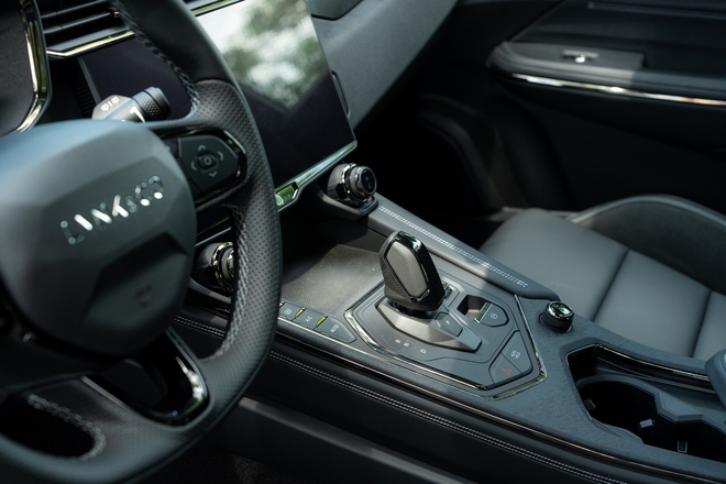 Chi tiết Lynk & Co 01 bản 'base' vừa ra mắt: Giá rẻ hơn 80 triệu đồng, bỏ một số tính năng nhưng vẫn còn ADAS - Ảnh 15.