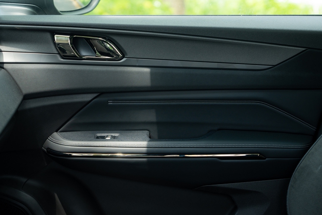 Chi tiết Lynk & Co 01 bản 'base' vừa ra mắt: Giá rẻ hơn 80 triệu đồng, bỏ một số tính năng nhưng vẫn còn ADAS - Ảnh 18.