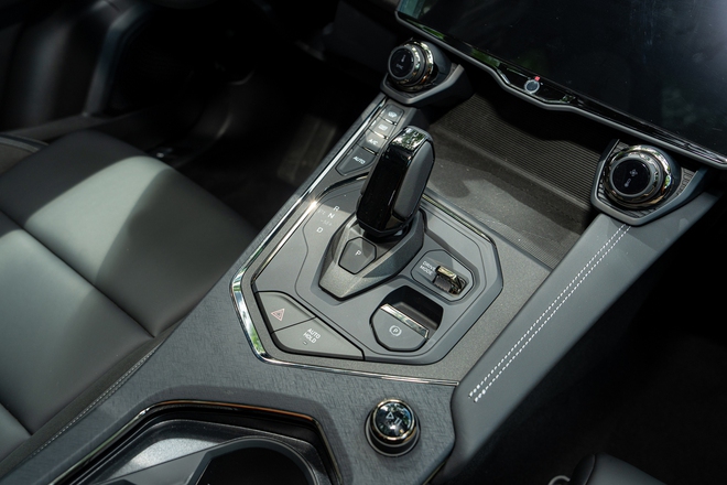 Chi tiết Lynk & Co 01 bản 'base' vừa ra mắt: Giá rẻ hơn 80 triệu đồng, bỏ một số tính năng nhưng vẫn còn ADAS - Ảnh 16.