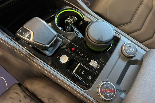 VW Touareg thêm 2 bản mới, đã về đại lý: Giá tới gần 3,4 tỷ đồng nhưng vẫn rẻ hơn Audi Q7 cả trăm triệu đồng, chưa có ADAS - Ảnh 20.