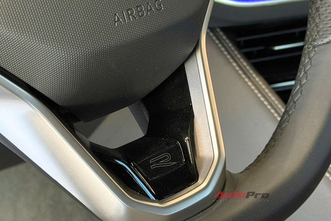 VW Touareg thêm 2 bản mới, đã về đại lý: Giá tới gần 3,4 tỷ đồng nhưng vẫn rẻ hơn Audi Q7 cả trăm triệu đồng, chưa có ADAS - Ảnh 9.