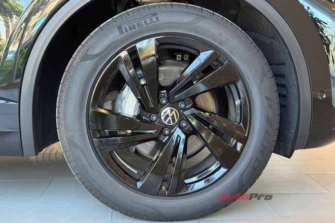 VW Touareg thêm 2 bản mới, đã về đại lý: Giá tới gần 3,4 tỷ đồng nhưng vẫn rẻ hơn Audi Q7 cả trăm triệu đồng, chưa có ADAS - Ảnh 14.