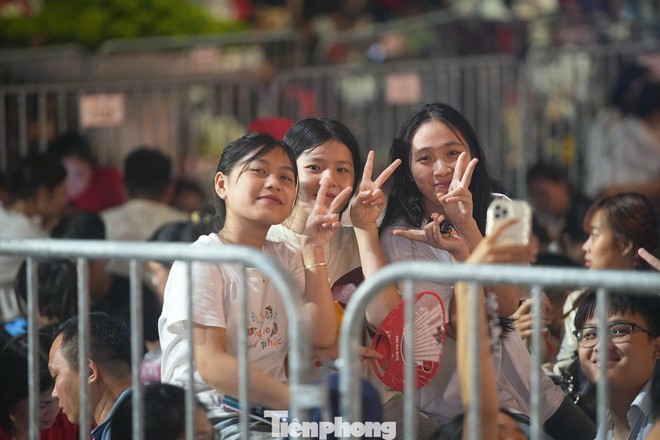 Biển người đổ về trung tâm Hà Nội - Ảnh 14.