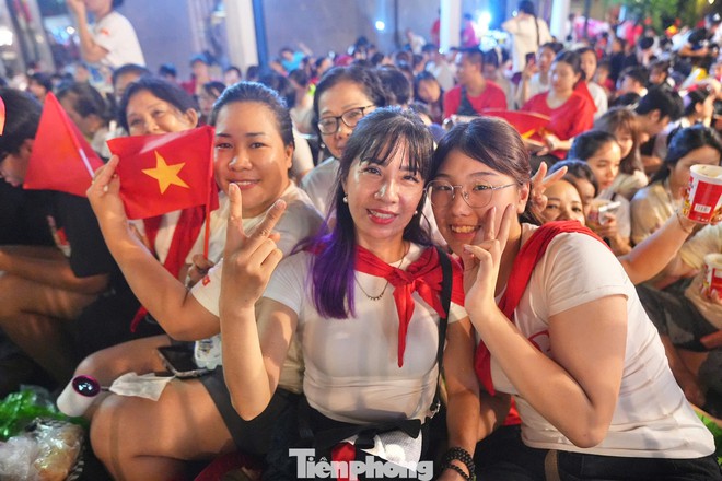 Biển người đổ về trung tâm Hà Nội - Ảnh 13.