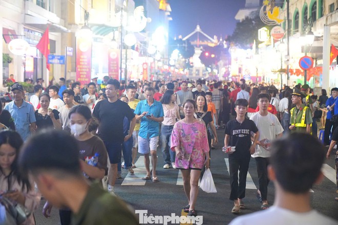 Biển người đổ về trung tâm Hà Nội - Ảnh 17.