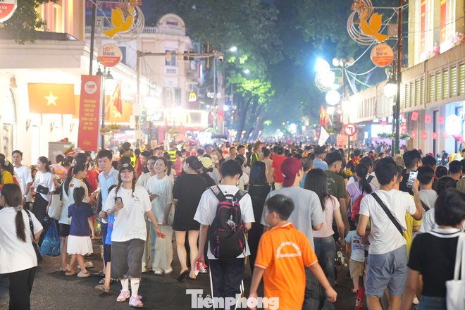 Biển người đổ về trung tâm Hà Nội - Ảnh 16.