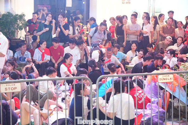 Biển người đổ về trung tâm Hà Nội - Ảnh 9.