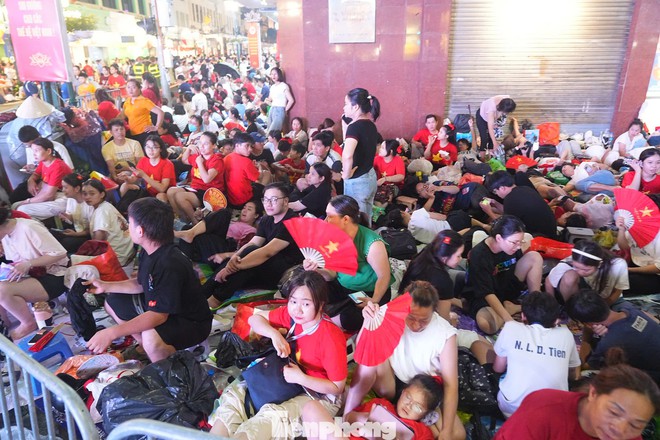 Biển người đổ về trung tâm Hà Nội - Ảnh 8.
