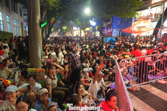 Biển người đổ về trung tâm Hà Nội - Ảnh 4.