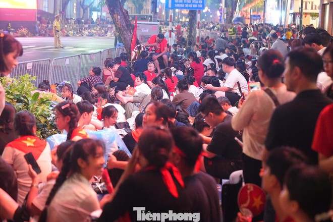 Biển người đổ về trung tâm Hà Nội - Ảnh 10.