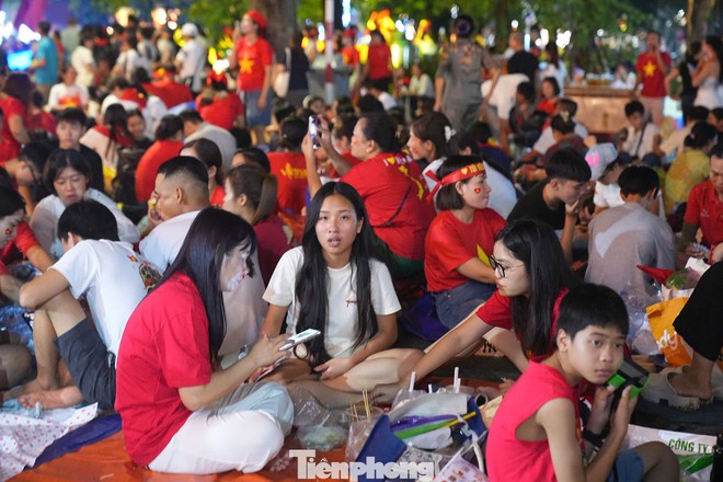 Biển người đổ về trung tâm Hà Nội - Ảnh 6.