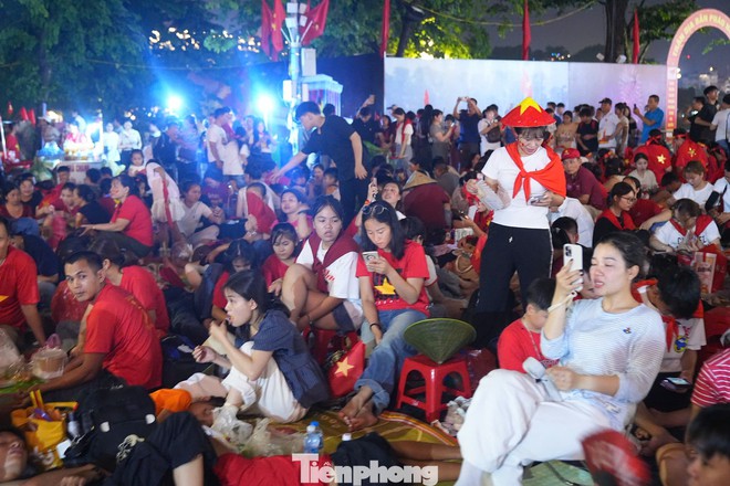 Biển người đổ về trung tâm Hà Nội - Ảnh 7.