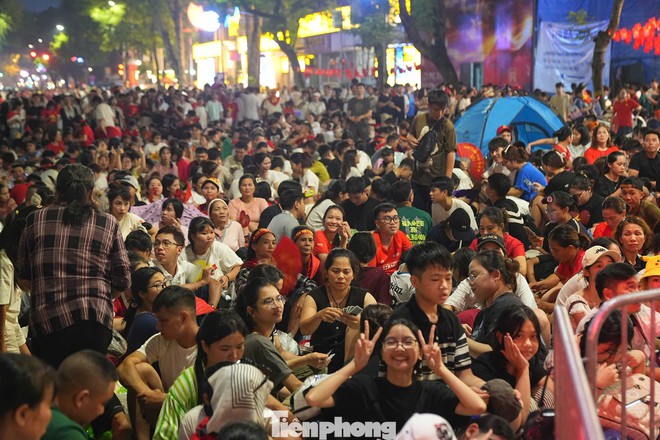 Biển người đổ về trung tâm Hà Nội - Ảnh 2.