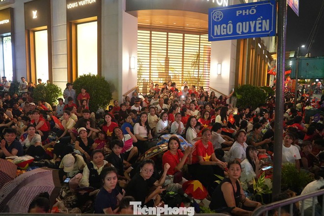 Biển người đổ về trung tâm Hà Nội - Ảnh 3.